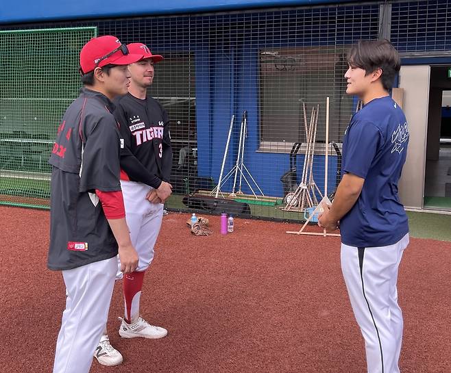 통역과 함께 김택연을 찾아가 사과한 KIA 내야수 데일 [촬영 이대호]