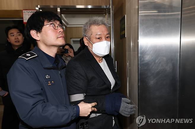 상설특검 출석하는 건진법사 전성배 (서울=연합뉴스) 김인철 기자 = 건진법사 전성배씨가 19일 서울 서초구 안권섭 상설특별검사 사무실에 참고인 신분으로 출석하고 있다. 2026.1.19 yatoya@yna.co.kr