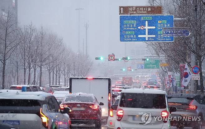 눈 내린 퇴근길 거북이 운행 (대구=연합뉴스) 박세진 기자 = 24일 대구에 대설주의보가 발효된 가운데 퇴근 시간대 달구벌대로를 이용하는 차들이 거북이 운행을 하고 있다. 2026.2.24 psjpsj@yna.co.kr