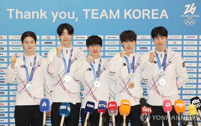 5,000m 계주 은메달, 쇼트트랙 남자대표팀 귀국 (영종도=연합뉴스) 임화영 기자 = 2026 밀라노-코르티나담페초 동계올림픽 쇼트트랙 남자 5,000m 계주 은메달리스트인 신동민(왼쪽부터), 이준서, 이정민, 임종언, 황대헌이 24일 인천국제공항 제2여객터미널에서 귀국 뒤 인터뷰를 하며 포즈를 취하고 있다. 2026.2.24 hwayoung7@yna.co.kr