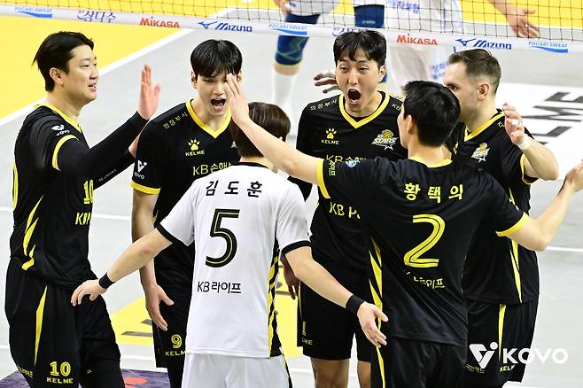 득점 후 기뻐하는 KB손해보험 선수들 [한국배구연맹 제공. 재판매 및 DB 금지]