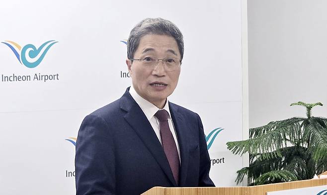 ▲25일 기자회견을 하고 있는 이학재 인천공항공사 사장.