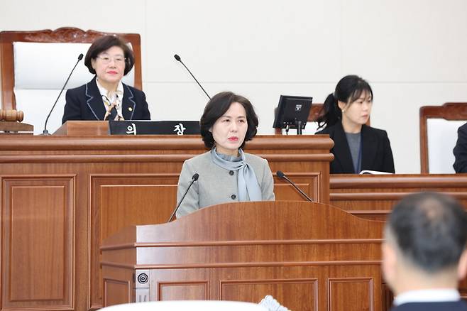 지난 24일 제264회 계양구의회 임시회 제1차 본회의 5분 자유발언에서 문미혜 의원(더불어민주당·계양구라)이 사전연명의료의향서 등록서비스 실태를 지적하고 있다. 사진=계양구의회