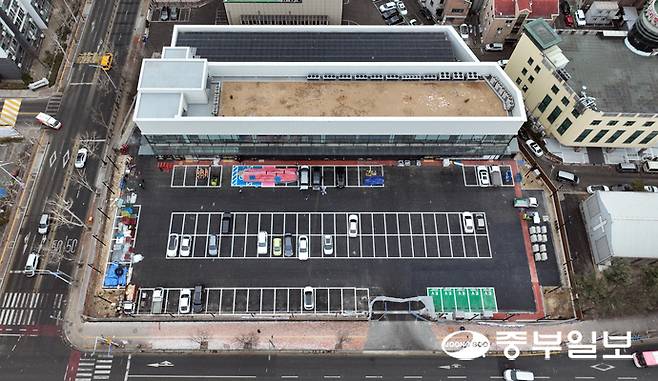 유통구조의 변화 속 대형마트의 매출이 하락하는 상황 속에서, 대형 식자재마트인 마트킹이 최근 권선동에서 영업을 종료했다가 재개점을 준비 중인 것으로 알려졌다. 사진은 25일 오후 수원시 권선구 권선동에 위치한 신축 건물의 모습. 김경민기자