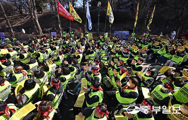 25일 오후 과천시 렛츠런파크 서울에서 열린 '경마노동자 총력투쟁 결의대회'에서 참석자들이 과천경마공원 이전을 반대하며 구호를 외치고 있다. 김경민기자