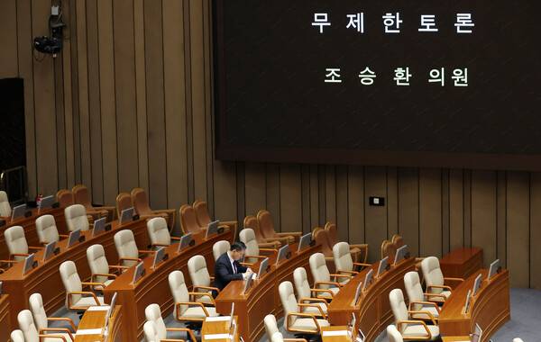 국민의힘 조승환 의원이 25일 국회에서 열린 2월 임시국회 8차 본회의에서 3차 상법개정안에 대해 무제한 토론을 이어가는 가운데 정성호 법무부 장관이 이를 듣고 있다. 연합뉴스