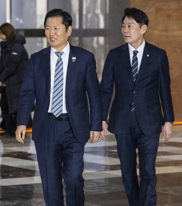 더불어민주당 정청래 대표(왼쪽)가 25일 국회에서 열린 비공개 의원총회에 입장하고 있다.&nbsp;민주당은 무제한 토론(필리버스터) 중인 본회의에서 표결을 통해 3차 상법개정안을 처리한 뒤,&nbsp;사법개혁안 중 형법 개정안을 상정할 예정이다. 연합뉴스