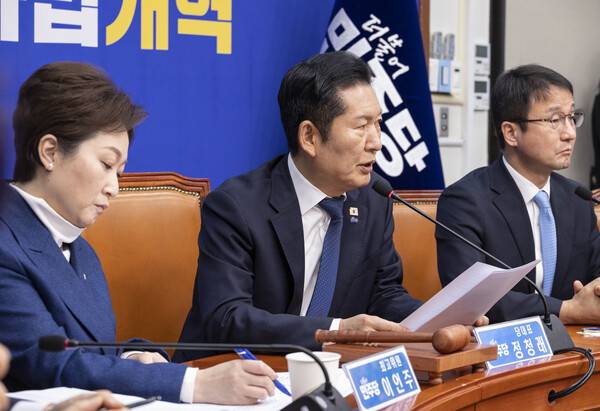 더불어민주당 정청래 대표가 23일 국회에서 열린 최고위원회의에서 개혁과 민생 법안 본회의 통과를 강조하는 발언을 하고 있다. 연합뉴스