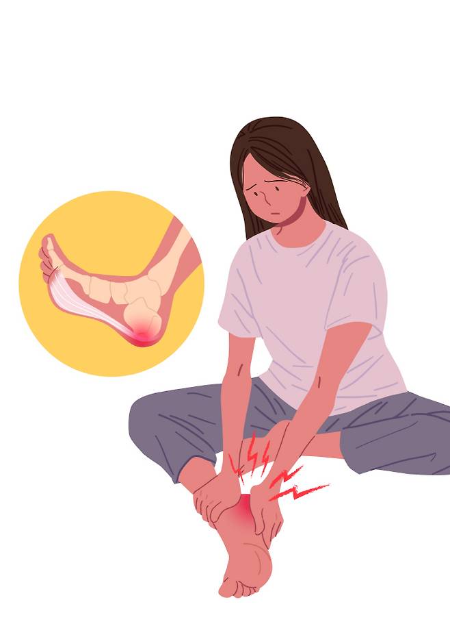 첫걸음에서 발바닥을 송곳으로 찌르는 듯한 날카로운 통증을 느끼며 내원하시는 환자분들이 많다. 흔히 '족저근막염'이라 불리는 이 질환은 성인 발바닥 통증의 가장 대표적인 원인으로 꼽히며, 활동량이 급증하는 시기에 특히 주의가 필요하다. /게티이미지뱅크