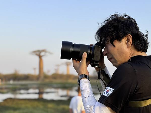 서정철 사진작가는 지난해 9월 26일부터 10월 19일까지 마다가스카르를 여행했다. 사진을 찍고 있는 서 작가. /서정철