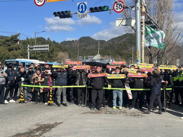 25일 오후 센텀2지구 도시첨단산업단지 착공식 행사장 입구 도로에서 석대화훼단지 철거민대책위원회가 집회를 열었다. 양보원 기자
