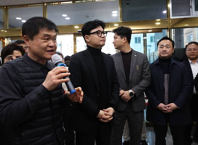 ▲ 25일 대구 중구 2·28민주운동기념회관을 방문한 한동훈 전 국민의힘 대표가 백재호 사무처장의 안내를 받으며 전시품을 둘러보고 있다. 권남인 기자 kni@kyongbuk.com