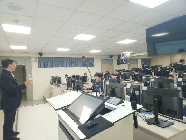 김희철 인제대 컴퓨터·AI대학 학장이 인공지능 관련 수업을 하고 있다./김희철 학장 제공/
