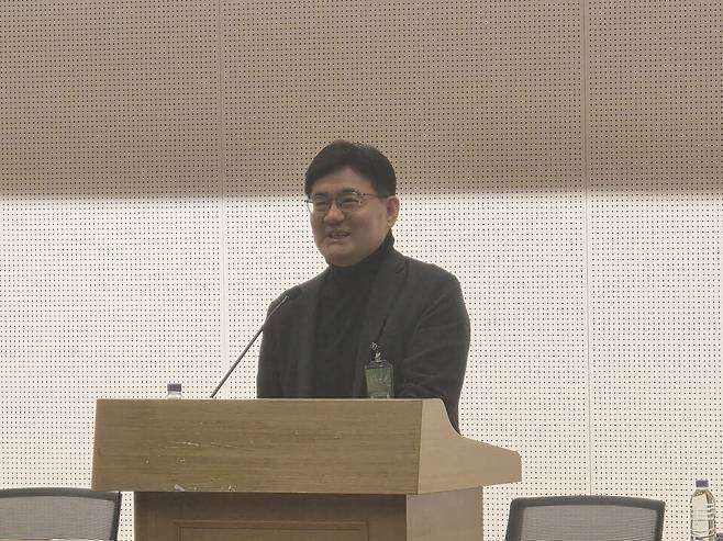 최민식 경희대학교 법무대학원 교수가 25일 국회 유니콘팜 주최로 국회도서관에서 열린 'AI 시대, 플랫폼 정책의 대전환' 간담회에서 기조발제를 하고 있다. / 사진 = 송주영 기자