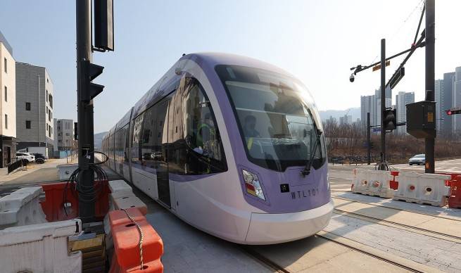 시운전 중인 위례선 트램.(연합뉴스)