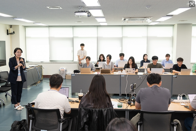 이혜숙 국립기상과학원 인공지능연구과장이 24일 제주 서귀포시 과학원에서 진행된 설명회에서 인공지능(AI)을 활용한 초단기 예보 모델인 나우알파에 대해 설명하고 있다. (사진=기상청)