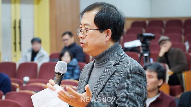 정병오 대표가 개혁주의 설교와 예장고신의 회복 방안을 질문하고 있다. 뉴스앤조이 안디도