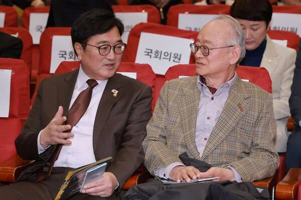 우원식 국회의장이 25일 국회의원회관에서 5·18정신헌법전문수록개헌국민추진위원회와 더불어민주당 민형배 의원실이 연 5·18정신 헌법전문수록 촉구 결의대회에 참석해 이부영 자유언론실천재단 명예이사장과 대화하고 있다. 2026.2.25. 연합뉴스