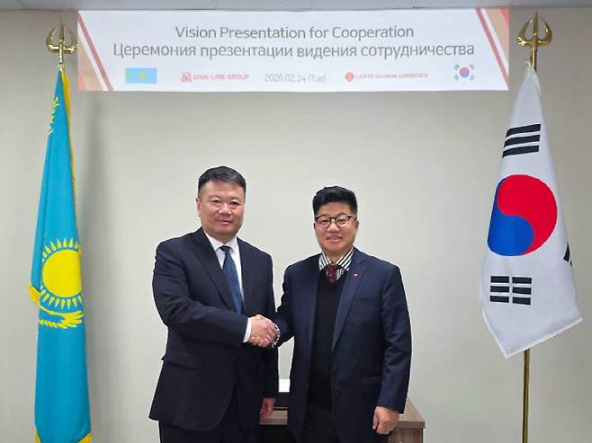 지난 24일(현지시간) 카자흐스탄 알마티에서 열린 양사 비전 선포식에서 강병구 롯데글로벌로지스 대표이사(오른쪽)와 안드레이 신(Andrei Shin) 신라인그룹 회장이 기념 촬영을 하고 있다. (사진=롯데글로벌로지스)