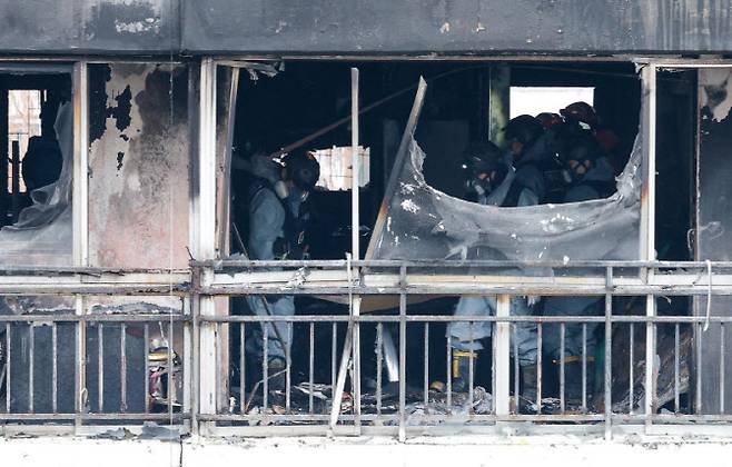 24일 오전 서울 강남구 은마아파트에서 경찰, 소방 관계자들이 화재 원인 조사를 위해 합동 감식을 하고 있다. (사진=뉴스1)