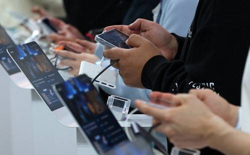 2025년 11월 14일 부산 벡스코에서 개막한 게임쇼 지스타에서 관람객들이 게임을 즐기고 있다. (연합뉴스)