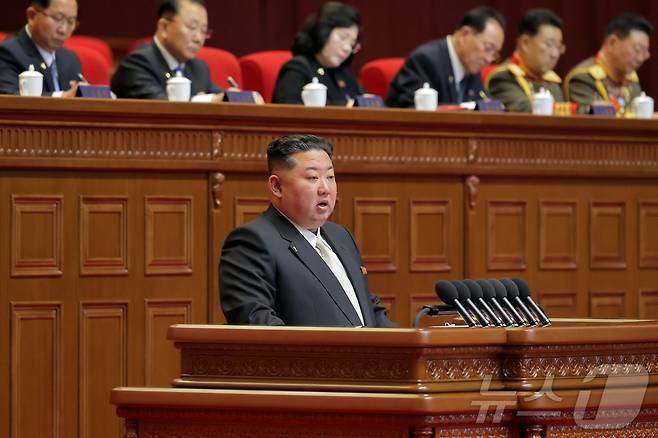 (평양 노동신문=뉴스1) = 김정은 북한 노동당 총비서가 9차 당 대회에서 연설하는 모습. [국내에서만 사용가능. 재배포 금지. DB 금지. For Use Only in the Republic of Korea. Redistribution Prohibited] rodongphoto@news1.kr