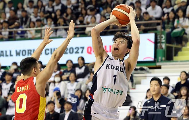 1일 강원도 원주시 동부DB프로미 아레나에서 열린 2027 국제농구연맹(FIBA) 월드컵 아시아 예선 1라운드 B조 2차전에서 이현중이 슛을 하고 있다. 한편 지난달 28일 한국은 중국 베이징에서 열린 1차전 원정 경기에서 중국을 80-76으로 격파했다. 2025.12.1 ⓒ 뉴스1 김명섭 기자