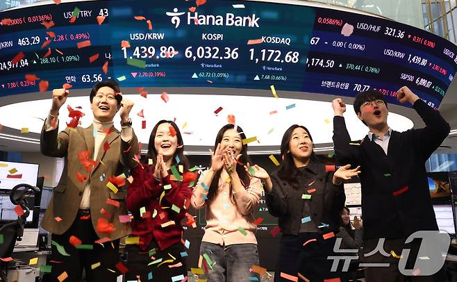 코스피 지수가 장 시작과 함께 6000포인트를 돌파한 25일 오전 서울 중구 하나은행 본점 딜링룸에서 직원들이 축하 세리머니를 하고 있다. 2026.2.25 ⓒ 뉴스1 최지환 기자