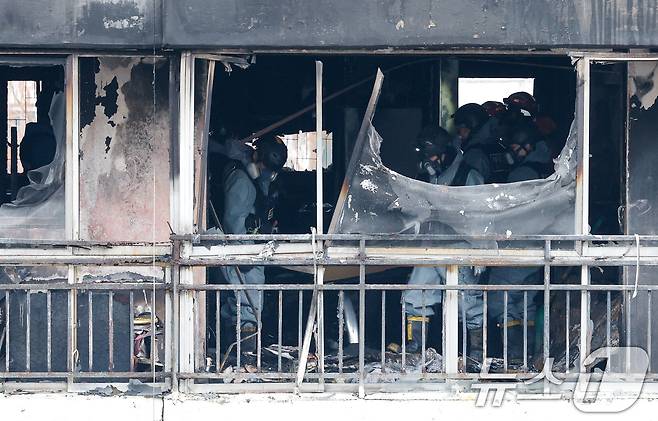24일 오전 서울 강남구 은마아파트에서 경찰, 소방 관계자들이 화재 원인 조사를 위해 합동 감식을 하고 있다. 소방당국에 따르면 이날 오전 6시 18분쯤 발생한 화재로 10대 여성 1명이 숨지고 3명이 다쳤다. 2026.2.24 ⓒ 뉴스1 안은나 기자