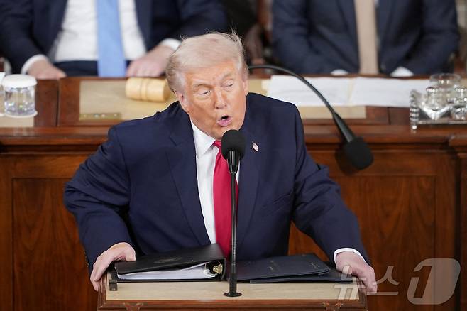 도널드 트럼프 미국 대통령이 24일(현지시간) 워싱턴 DC 미국 국회의사당 하원 회의장에서 2기 첫 국정연설을 하고 있다. 2026.02.24. ⓒ 로이터=뉴스1