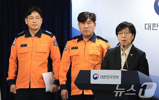 정은경 보건복지부 장관이 25일 서울 종로구 정부서울청사에서 응급환자 이송체계 혁신 시범사업 관련 브리핑을 하고 있다. 2026.2.25 ⓒ 뉴스1 임세영 기자