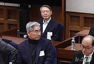 윤석열 전 대통령이 19일 오후 서울 서초구 서울중앙지방법원에서 열린 12·3 비상계엄 관련 내란 우두머리 혐의 사건 1심 선고공판에 출석하고 있다.(서울중앙지법 제공. 재판매 및 DB 금지) ⓒ 뉴스1