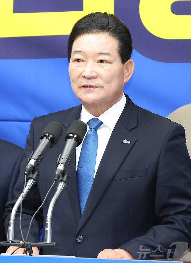 김병이 임실군 체육회장이 25일 전북 전주시 전북특별자치도의회에서 기자회견을 열고 임실군수 출마 선언을 하고 있다. ⓒ 뉴스1 유경석 기자