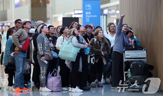 설날을 하루 앞둔 16일 인천국제공항 2터미널에 관광을 마친 외국인관광객들이 출국을 앞두고 있다. 2026.2.16 ⓒ 뉴스1 박지혜 기자