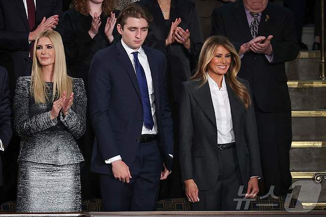 24일,(현지시간) 도널드 트럼프 미국 대통령의 국정연설에 가족이 총출동했다. 사진은 이방카 트럼프, 배런 트럼프, 멜라니아 여사. ⓒ AFP=뉴스1