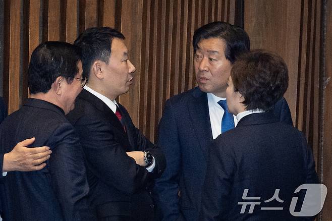 김용민 법사위 민주당 간사와 황명선, 이언주 최고위워니 25일 서울 여의도 국회에서 열린 제432회 국회(임시회) 제8차 본회의에서 대화하고 있다. 2026.2.25 ⓒ 뉴스1 유승관 기자