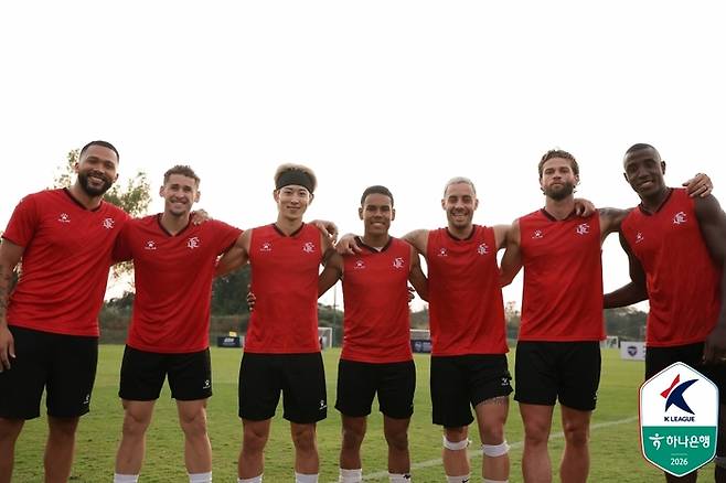 부천 가브리엘(왼쪽부터), 갈레고, 카즈, 티아깅요, 바사니, 패트릭, 몬타뇨. 사진 | 한국프로축구연맹