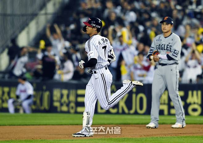 LG 이영빈이 28일 잠실구장에서 열린 2025 KBO리그 한화와 경기 6회말 1사 한화 선발 폰세를 상대로 솔로 홈런을 치고 베이스를 돌고 있다. 잠실 | 박진업 기자 upandup@sportsseoul.com