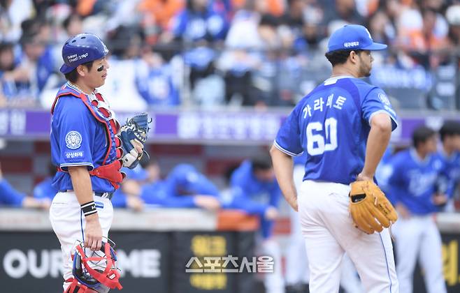 삼성 강민호와 가라비토가 18일 대전 한화생명볼파크에서 열린 2025 KBO 포스트시즌 플레이오프 1차전 한화와 경기 2회 2사2,3루 손아섭 내야안타 때 3루주자 김태연 홈에서 세이프된 후 비디오판독 결과를 기다리고 있다. 대전 | 최승섭 기자 thunder@sportsseoul.com