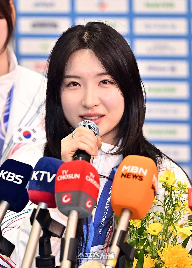 2026 밀라노·코르티나담페초 동계올림픽을 마친 쇼트트랙 2관왕 김길리가 24일 인천국제공항을 통해 귀국한 뒤 소감을 밝히고 있다. 인천국제공항 | 박진업 기자 upandup@sportsseoul.com