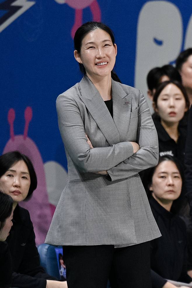 박정은 감독이 웃어 보이고 있다. 사진 | WKBL