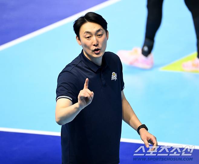 31일 인천계양체육관에서 열린 V리그 남자부 대한항공과 KB손해보험의 경기, 심판진과 이야기를 하는 하현용 KB손해보험 감독대행. 인천=허상욱 기자wook@sportschosun.com/2026.01.31/