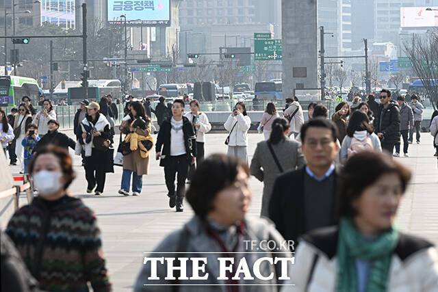서울 낮 최고기온이 13도를 기록하며 포근한 날씨를 보인 20일 시민들이 서울 종로구 광화문 인근에서 가벼운 옷차림으로 걷고 있다. /김성렬 인턴기자