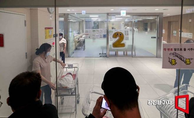 통계청이 지난해 출생아 수가 23만 8300명으로 1년 전보다 8300명 늘었다고 발표한 가운데 27일 인천 미추홀구 아인병원 신생아실 앞에서 신생아 부모 및 가족들이 창문 너머로 아이를 보고 있다. 2025.2.27. 강진형 기자