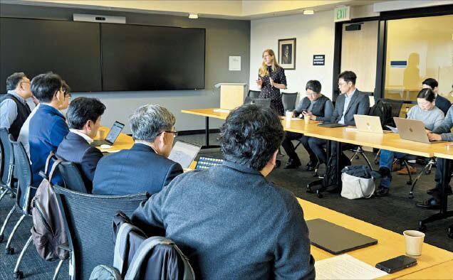 지난 11일(현지 시각) 미국 스탠퍼드대의 한 강의실에서 이 학교와 서울대 교수들이 에너지 분야 연구 협력 강화를 위한 논의를 하고 있다. /강다은 특파원