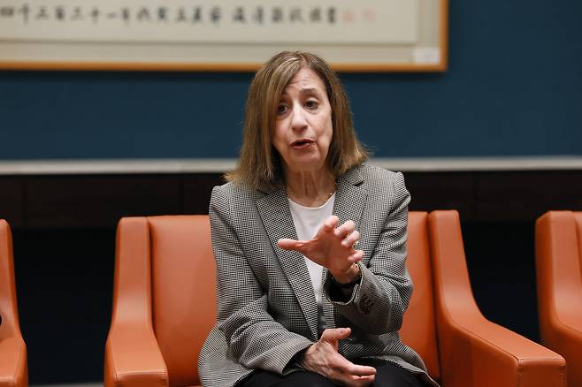 웬디 커틀러 아시아소사이어티 정책연구소(ASPI) 부소장이 24일 서울 여의도 FKI타워에서 본지와 인터뷰하는 모습./한국경제인협회