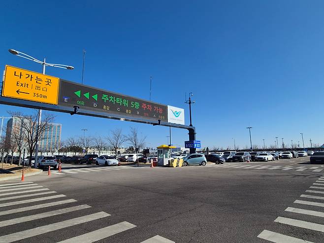 인천국제공항 제2여객터미널 장기주차장의 모습. 가득 찬 주차장 위 전광판에 주차 타워 5층에 주차가 가능하다는 안내가 띄워져 있다. /양범수 기자