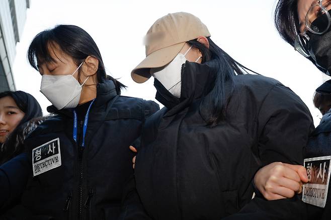 강북구 수유동 모텔에서 약물이 든 음료를 건네 타인을 숨지게 한 혐의를 받는 20대 여성이 지난 12일 오전 서울 도봉구 북부지방법원에서 열린 영장실질심사에 출석하고 있다./뉴스1