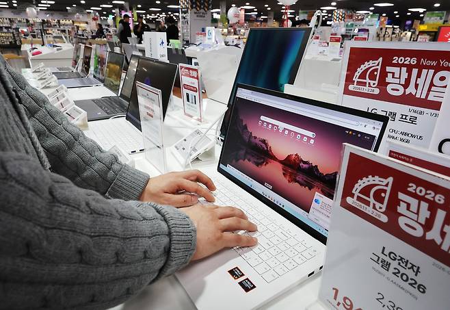 서울의 한 마트에서 관계자가 노트북을 살펴보고 있다./연합뉴스