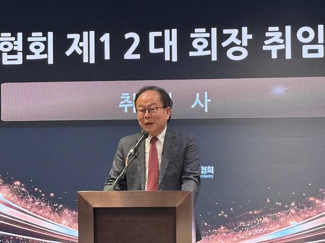 한국AI·로봇산업협회 12대 회장에 선임된 오준호 삼성 미래로봇추진단 단장이 25일 서울 서초구 양재 엘타워에서 취임사를 하고 있다./연합뉴스